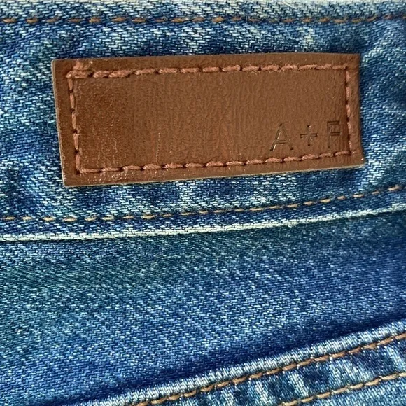 Abercrombie &amp; Fitch Ames slim boyfriend jeans Sz 27/4