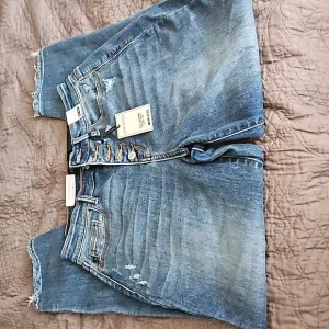 Judy Blue, NWT, High Waist Boyfriend Fit Jeans, Size 7/28,Slightly Distressed