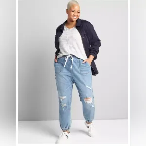 LANE BRYANT DISTRESSED BOYFRIEND PULL ON LIGHT WASH BLUE JEANS JOGGERS Size 26