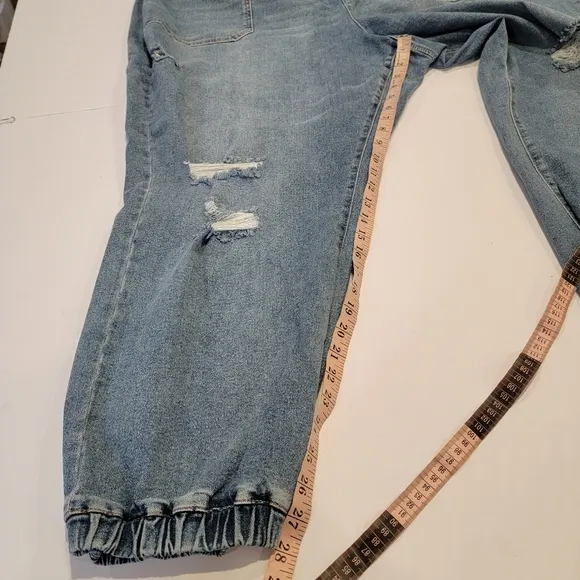 LANE BRYANT DISTRESSED BOYFRIEND PULL ON LIGHT WASH BLUE JEANS JOGGERS Size 26