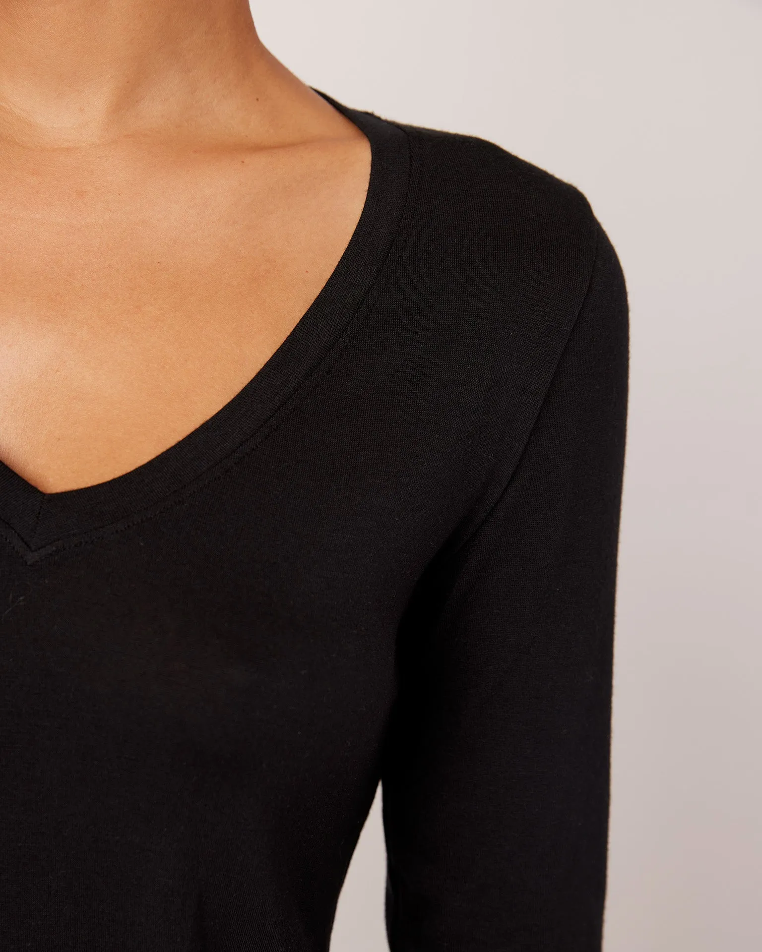 Memphis Longsleeve V-Neck in Black