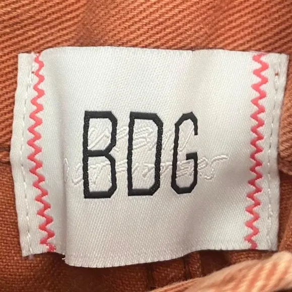 NEW BDG AMBRE SHADING BOYFRIEND JEANS  SIZE 27 NEW