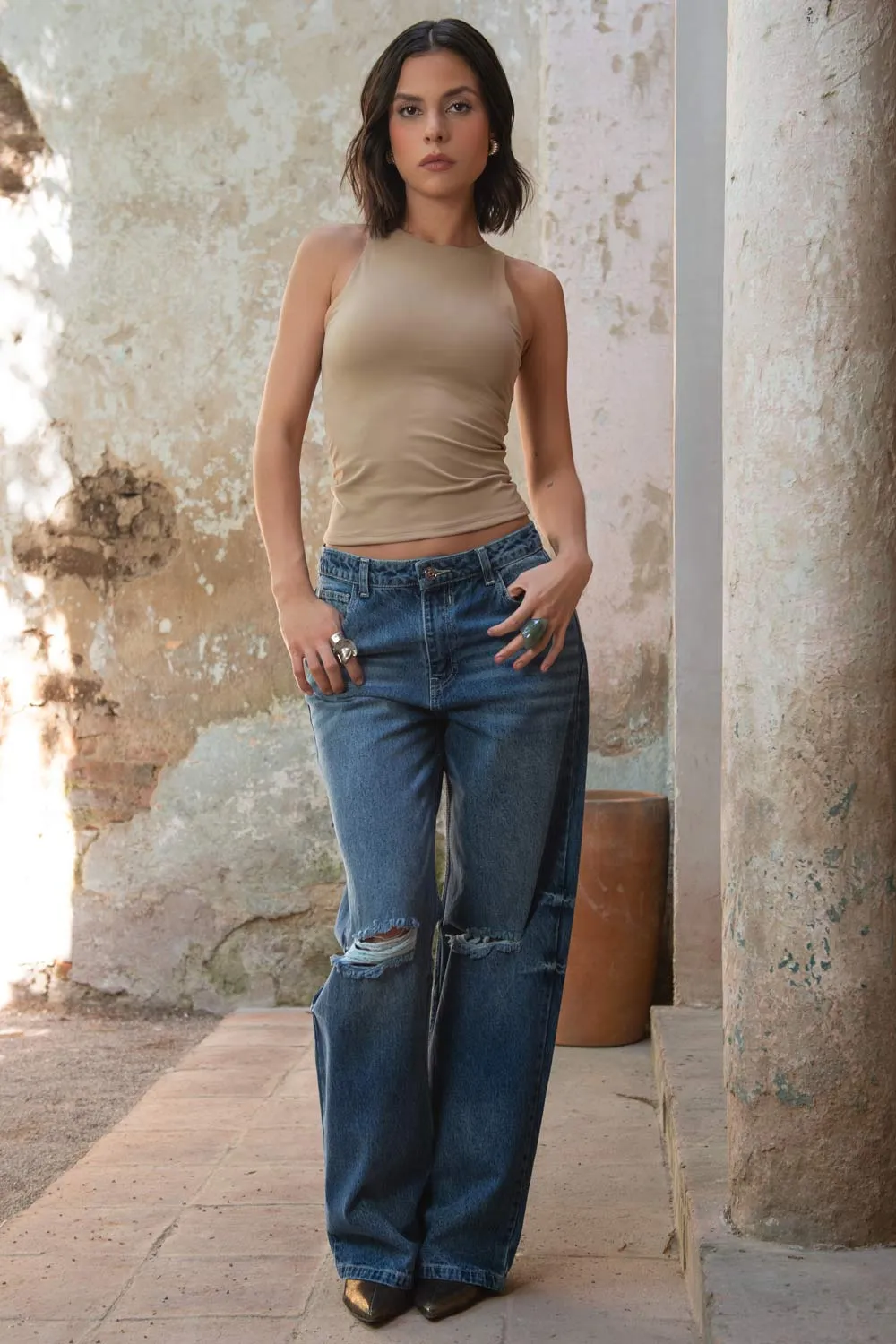Pantalón de denim wide leg con rotos tiro medio