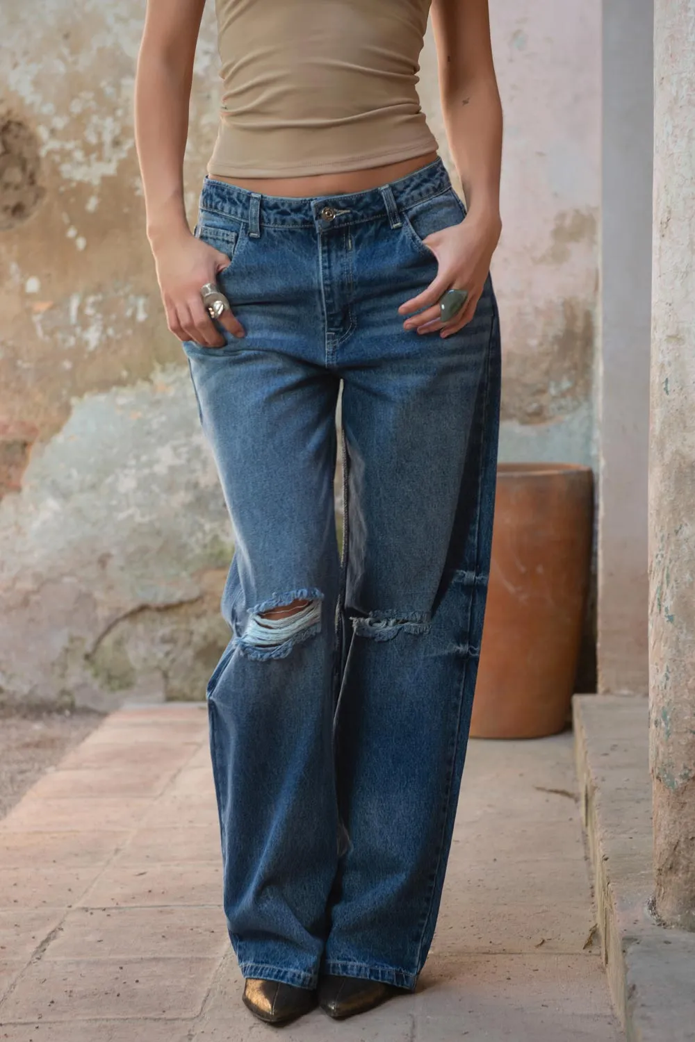 Pantalón de denim wide leg con rotos tiro medio