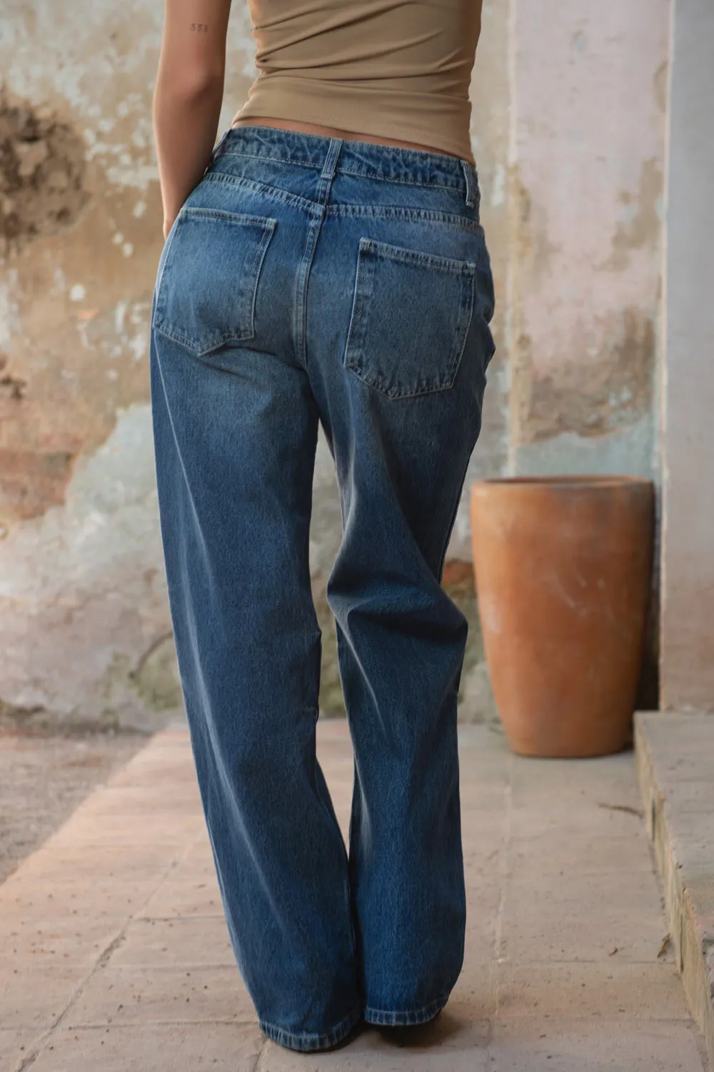 Pantalón de denim wide leg con rotos tiro medio