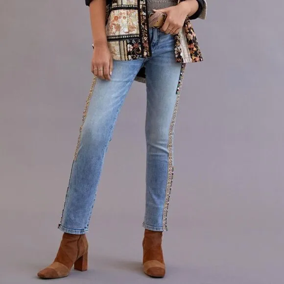 Pilcro UO Decorated The Slim Boyfriend Jeans in Denim Medium Blue 25