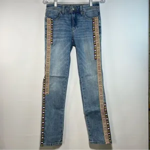 Pilcro UO Decorated The Slim Boyfriend Jeans in Denim Medium Blue 25