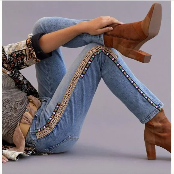 Pilcro UO Decorated The Slim Boyfriend Jeans in Denim Medium Blue 25