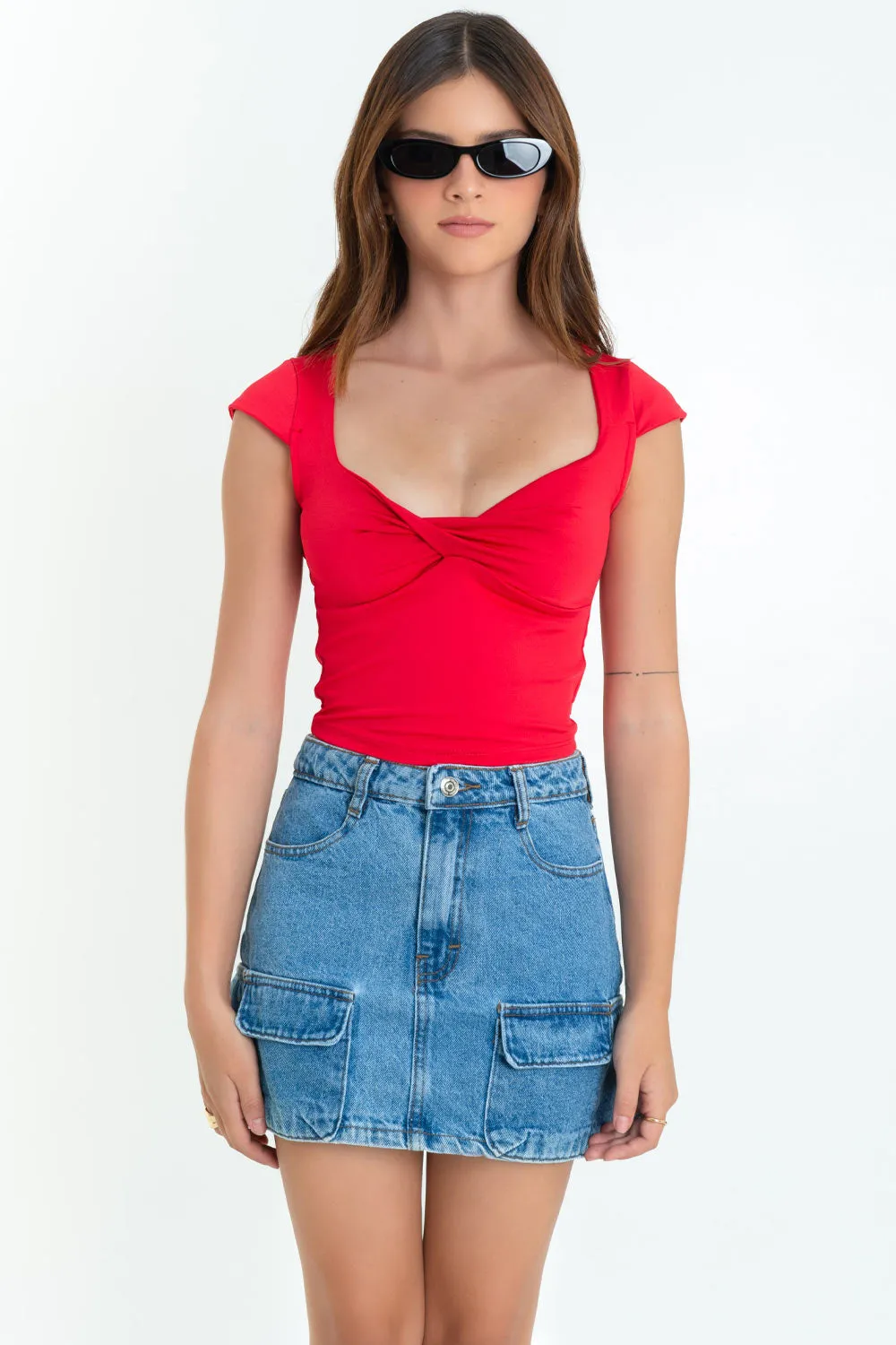 Top ajustado manga corta escote v con nudo