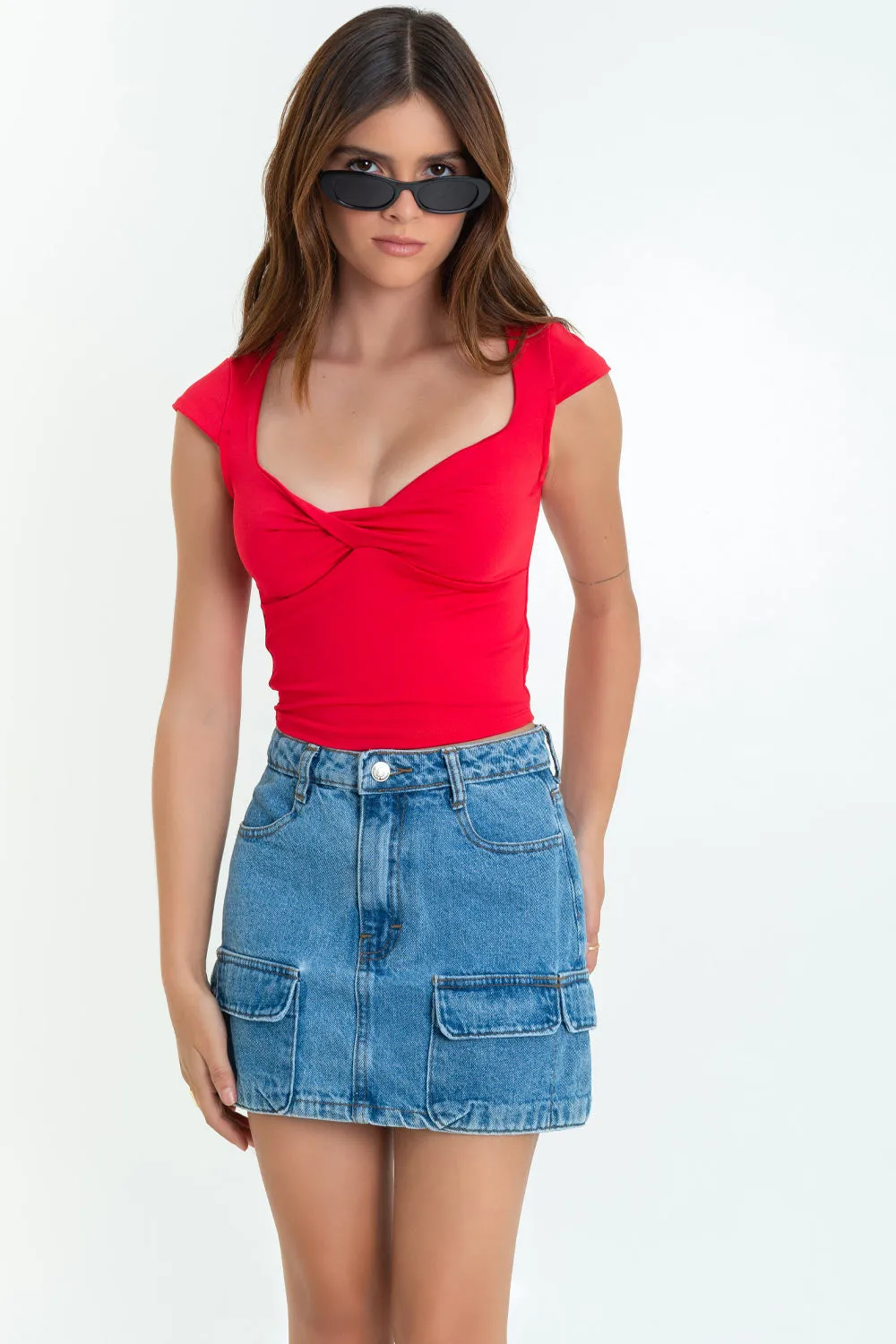 Top ajustado manga corta escote v con nudo