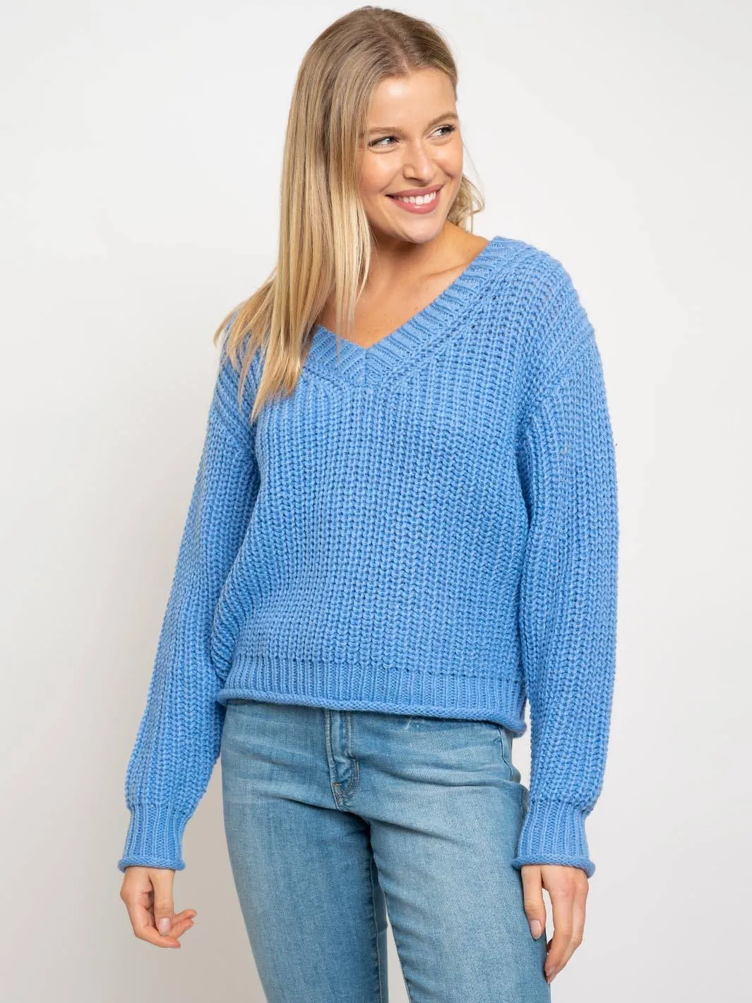 WOMEN'S V-NECK SWEATER