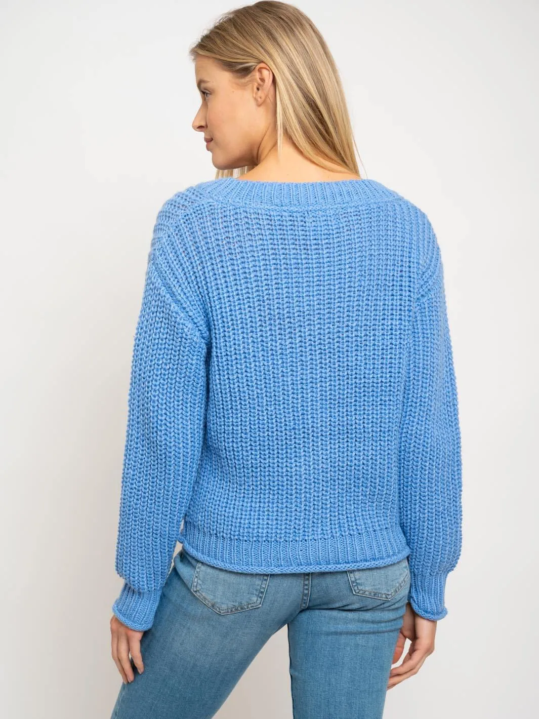 WOMEN'S V-NECK SWEATER